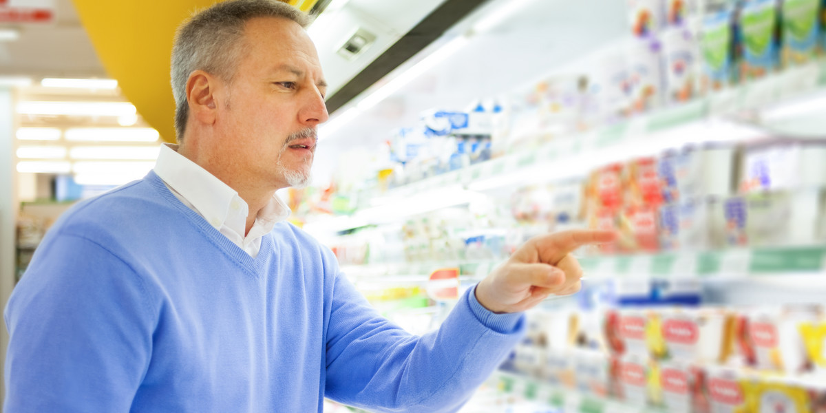 Mężczyzna na zakupach w supermarkecie