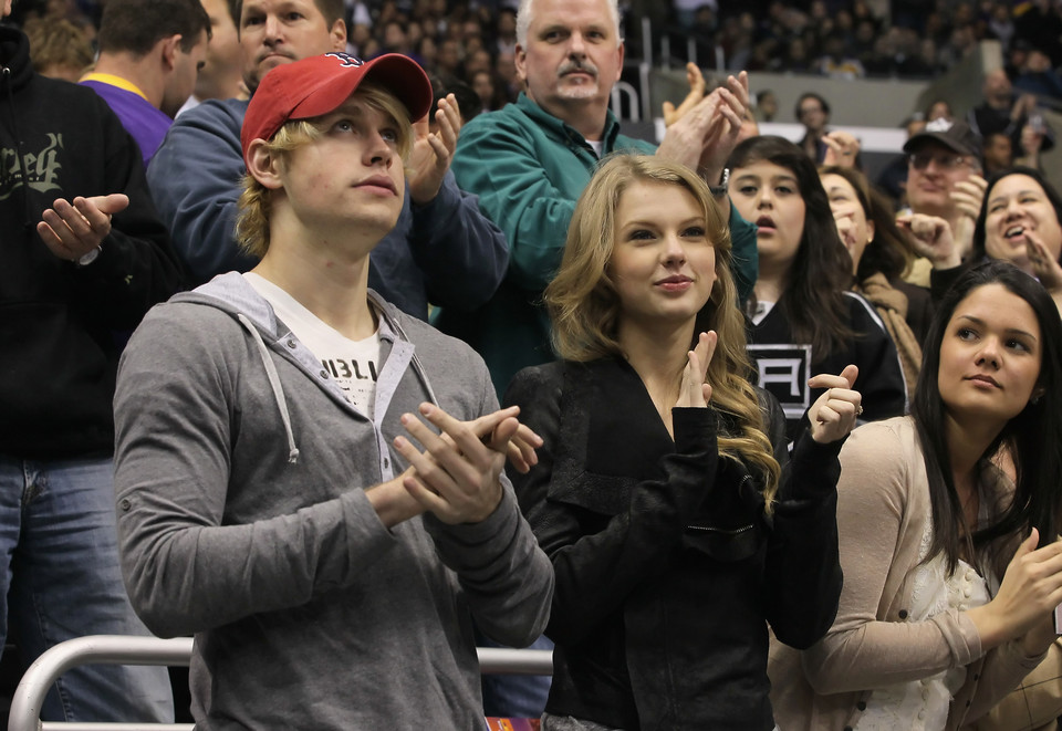 Taylor Swift, Chord Overstreet 2011 r.