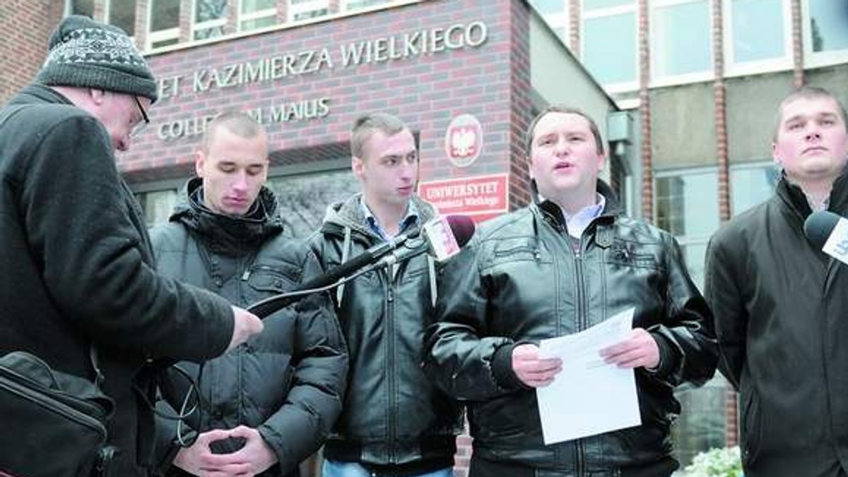 "Gazeta Pomorska": Stowarzyszenie Młodzi Konserwatyści z Bydgoszczy złożyli w biurze rektora Uniwersytetu Kazimierza Wielkiego petycję o przywrócenie krzyży. Ale nie tylko.