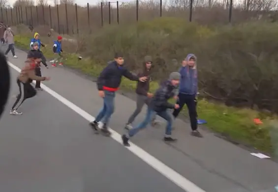 Szokujące sceny z imigrantami w Calais! Węgierski kierowca kontra Syryjczycy