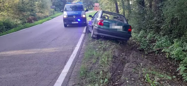 Pijany utknął autem na poboczu i poprosił innego kierowcę o pomoc. Tego się nie spodziewał