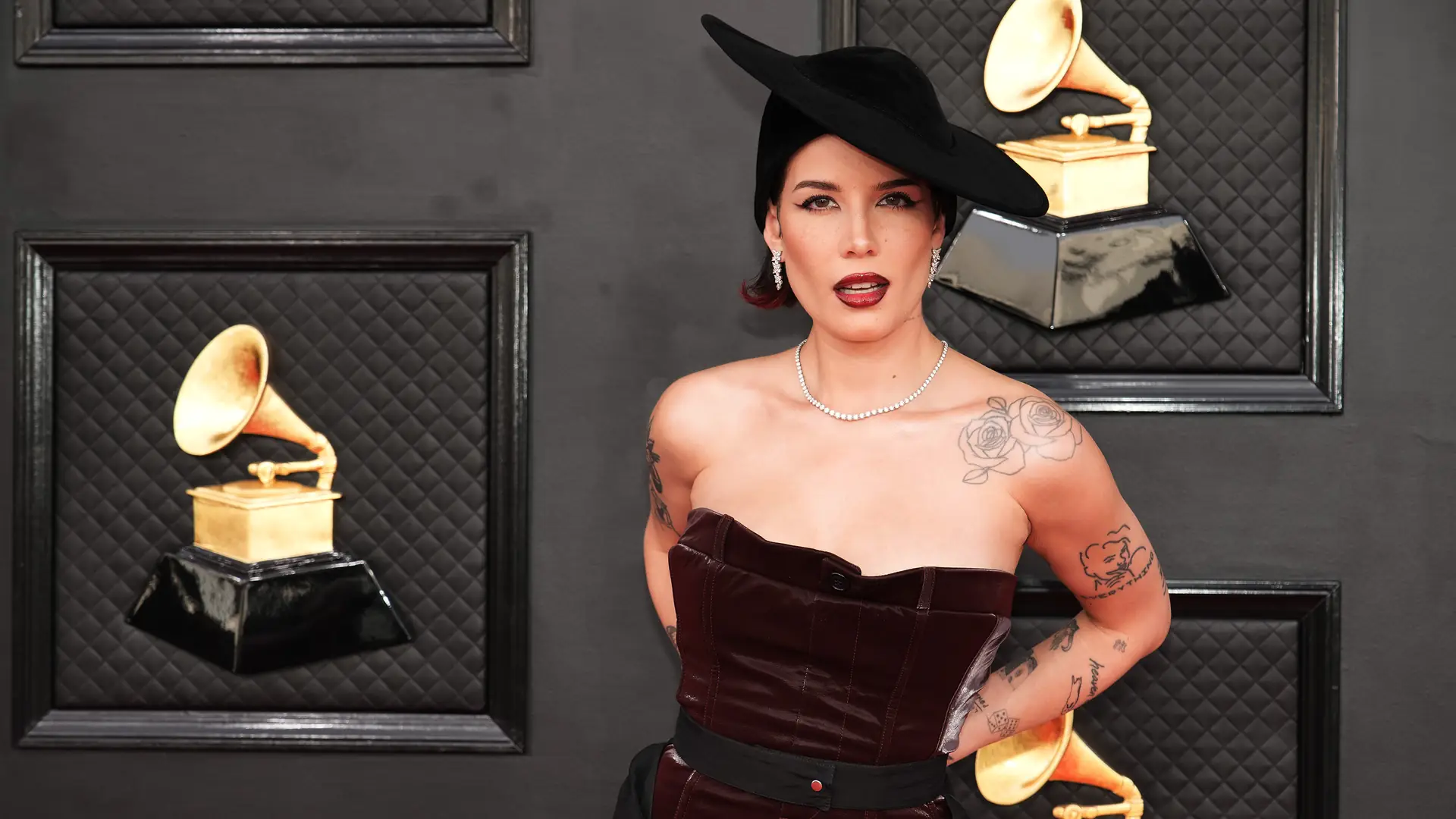 Halsey zachwyca na czerwonym dywanie Grammy trzy dni po operacji endometriozy