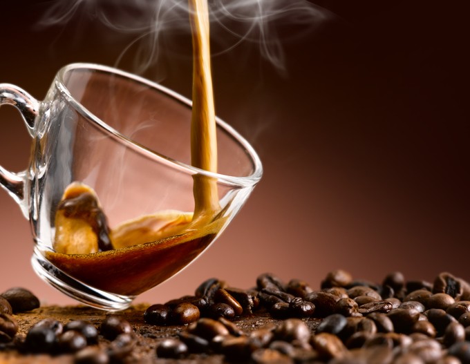 Nem csak élénkít: a kávé hatékonyabb lehet a tiszta koffeinnél is