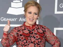 Adele uhonorowana przez królową Elżbietę II