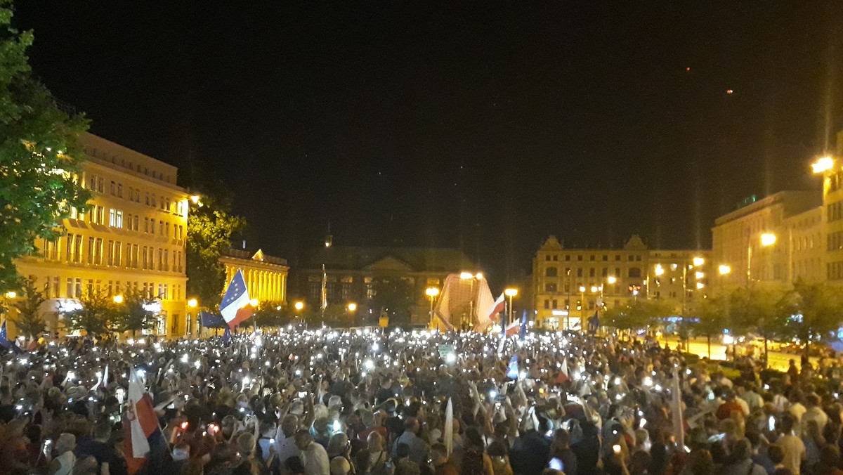 Łańcuch Światła w Poznaniu. Tłum skandował: hańba!