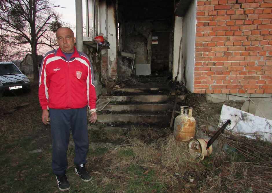 Ugrenović ispred uništene kuće