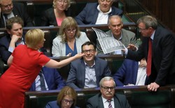 "PiS nie narzuca politycznej agendy, tylko reaguje na kolejne kryzysy". SONDAŻ