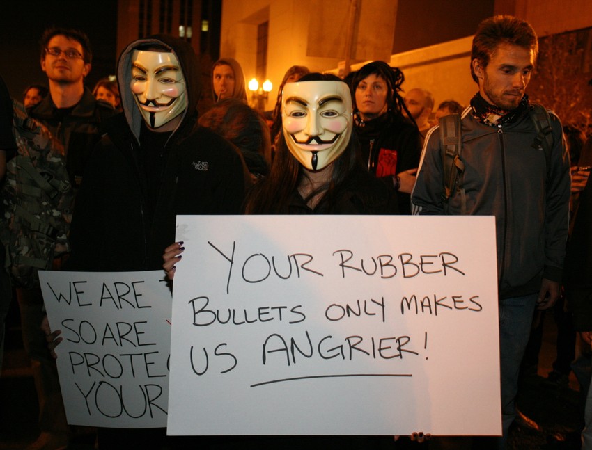 Učesnici protesta razbiijali su izloge, palili automobile i divljali po Oklandu   Policija u Oklandu, u Kaliforniji, morala je da upotrebi suzavac u četrvtak da zaustavi stotine učesnika protesta "Okupirajte Volstrit" koji su razbijali izloge, palili automobile i divljali po gradu.