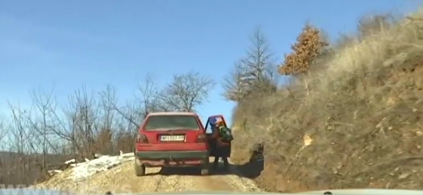 Učitelj svojim autom poveze deo učenika na putu do škole