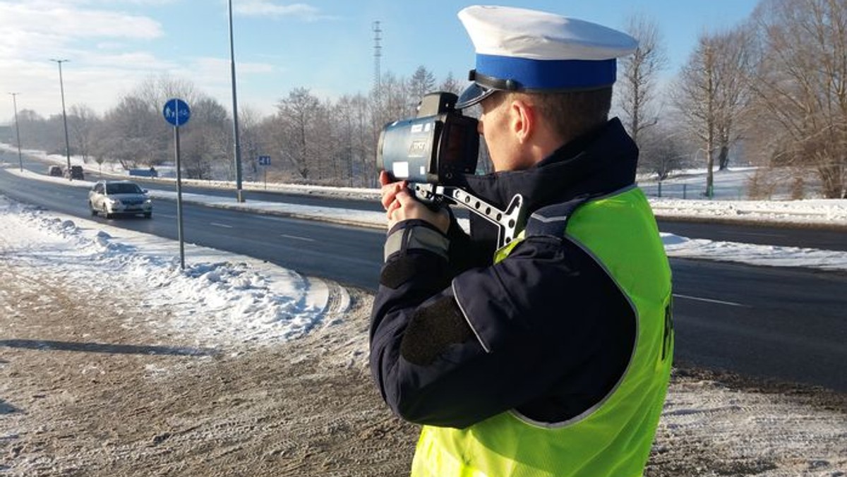 Zachodniopomorscy policjanci mają nową broń do walki z piratami drogowymi. To nowoczesny radar, dzięki któremu będą mogli mierzyć prędkość samochodu znajdującego się nawet kilometr od nich, a w dodatku całe wykroczenie zostanie nagrane.