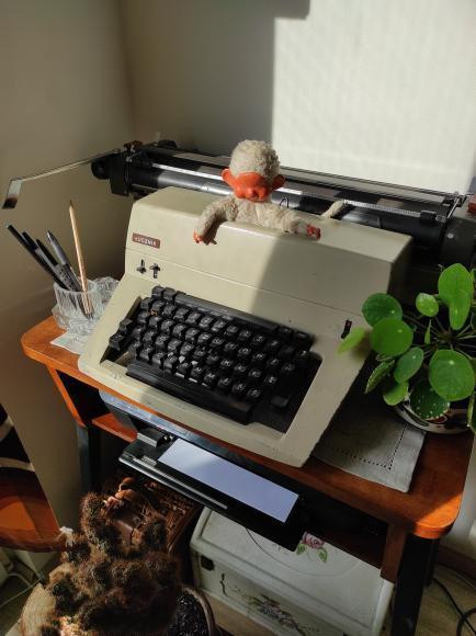W mieszkaniu w klimacie PRL nie może zabraknąć maszyny do pisania