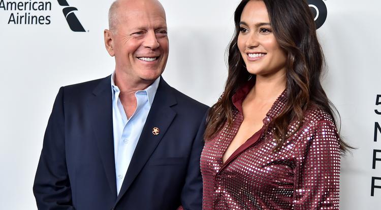 Bruce Willis szépséges feleségével, Emmával még 2019-ben. Akkor még egészségesnek tűnt a színész. Fotó: Getty Images