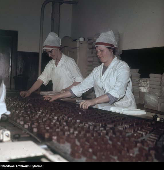 Kobiety przy taśmie z ptasim mleczkiem.  Fabryka Cukrów i Czekolady "Ślązak" w Raciborzu - 1970 r. - Narodowe Archiwum Cyfrowe