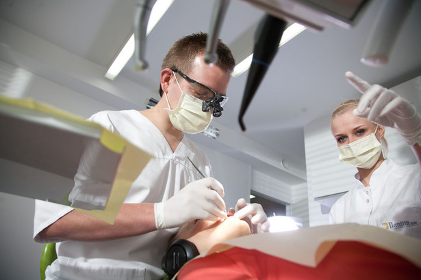 Leczenie chorób dziąseł jest bardzo kosztowne, a w Polsce tylko 300 periodontologów współpracuje z NFZ