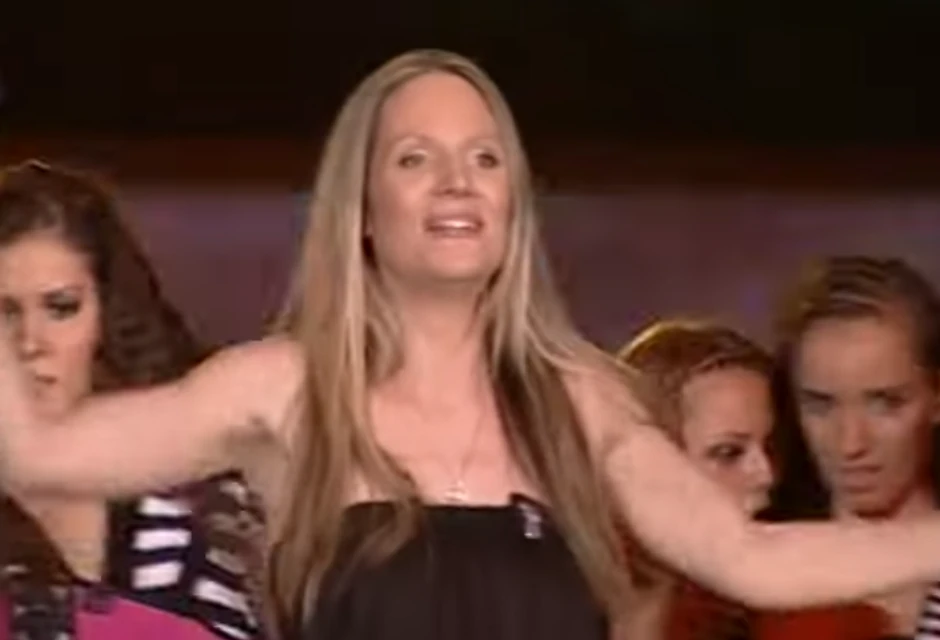 Ela Bi povukla se sa scene