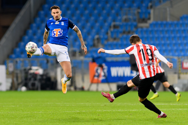 Piłkarz Lecha Poznań Nika Kaczarawa (L) i Damir Sadikovic (P) z Cracovii podczas meczu Ekstraklasy