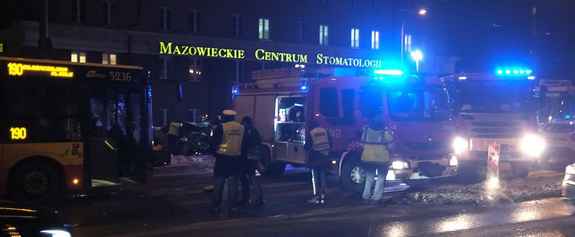 Tragiczny wypadek w Warszawie. Nie żyje kierowca