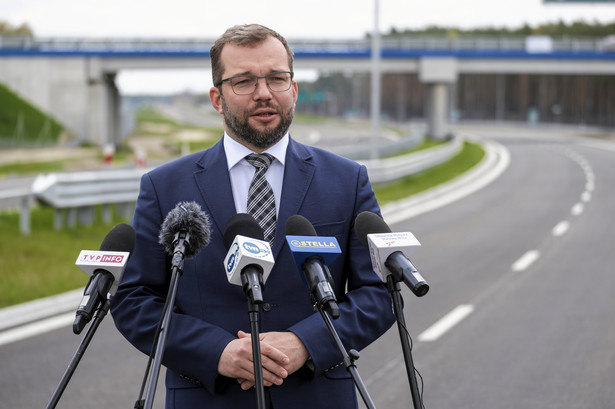 Wysyłamy do Komisji dokumenty i oczekujemy na opinie KE. To jest mocno rozłożone w czasie, Komisja ma nielimitowany czas na akceptowanie naszych materiałów.