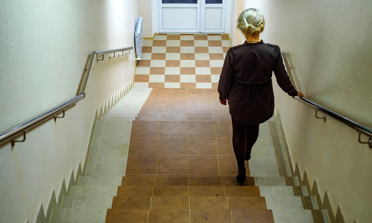 Wybierasz schody zamiast windy? Sprawdź, co według psychologii, to o tobie mówi