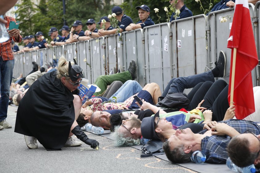 Sejm przegłosował nową ustawę o Sądzie Najwyższym. Protesty w Warszawie.