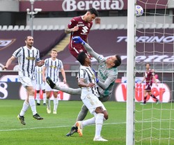 Szczęsny zawinił przy dwóch golach w derbach Turynu. Inter ucieka rywalom