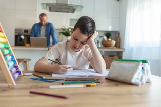 Zakaz prac domowych w szkołach. Eksperci alarmują: uczniowie uczą się coraz mniej. MEN planuje zmiany [AKTUALIZACJA]