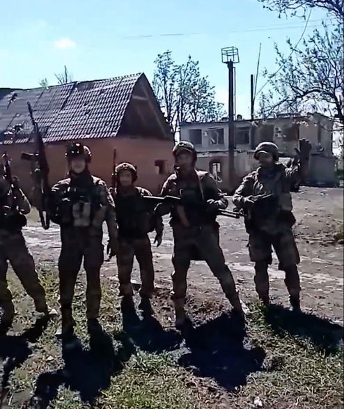 Rosyjscy żołnierze świętują zdobycie miejscowości Oczeretyne, obwód doniecki, Ukraina, 23 kwietnia 2024 r.