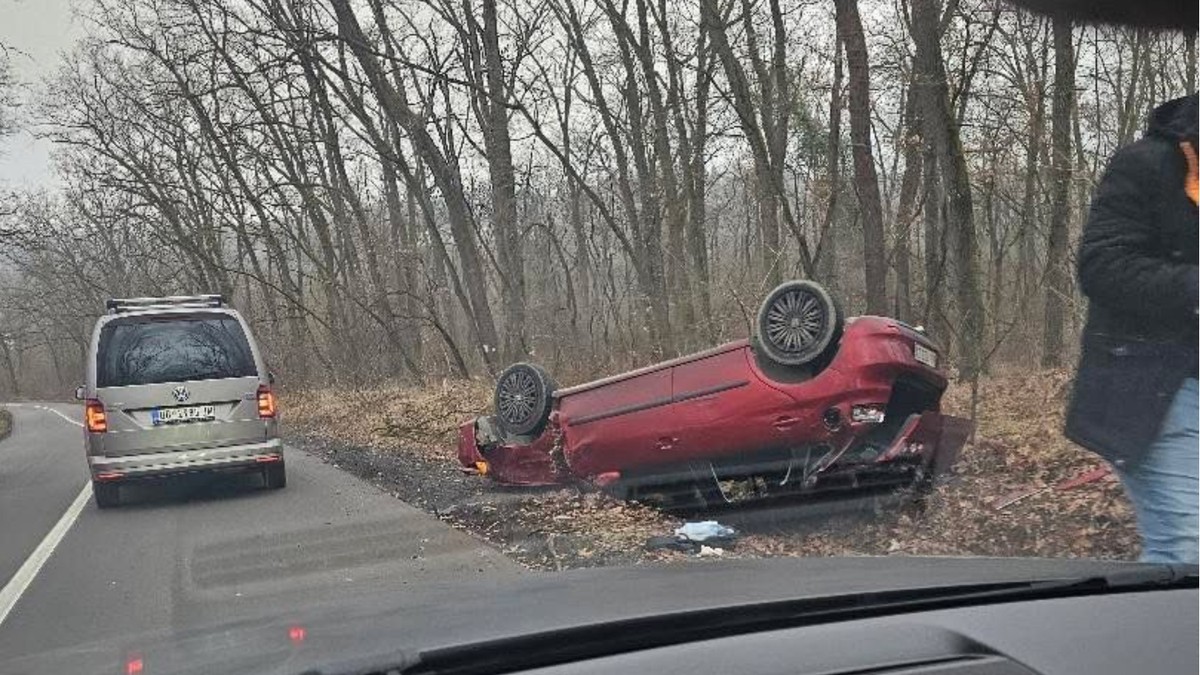 Prevrtanje automobila na krov u Velikoj Moštanici