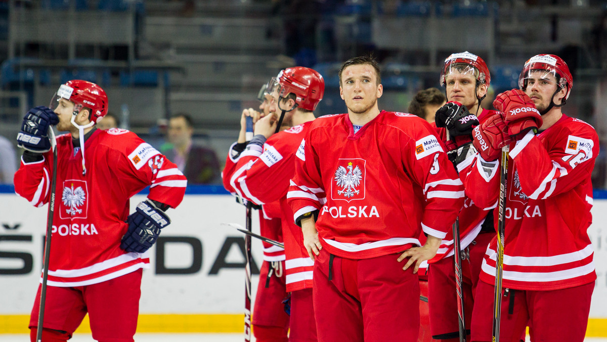 26 zawodników trenowało podczas drugiego dnia zgrupowania kadry reprezentacji Polski przed turniejem Euro Ice Hockey Challenge w katowickim "małym" Spodku. Zajęcia na lodzie obserwowała grupa 40 młodych adeptów hokeja trenujących na co dzień w Naprzodzie Janów.