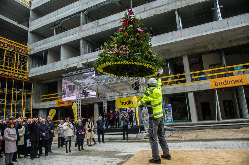 Wiecha zawisła na Centrum Medycyny Nieinwazyjnej w Gdańsku