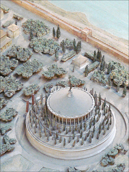 Makieta przedstawiająca mauzoleum za czasów Augusta, wystawiona w muzeum cywilizacji rzymskiej