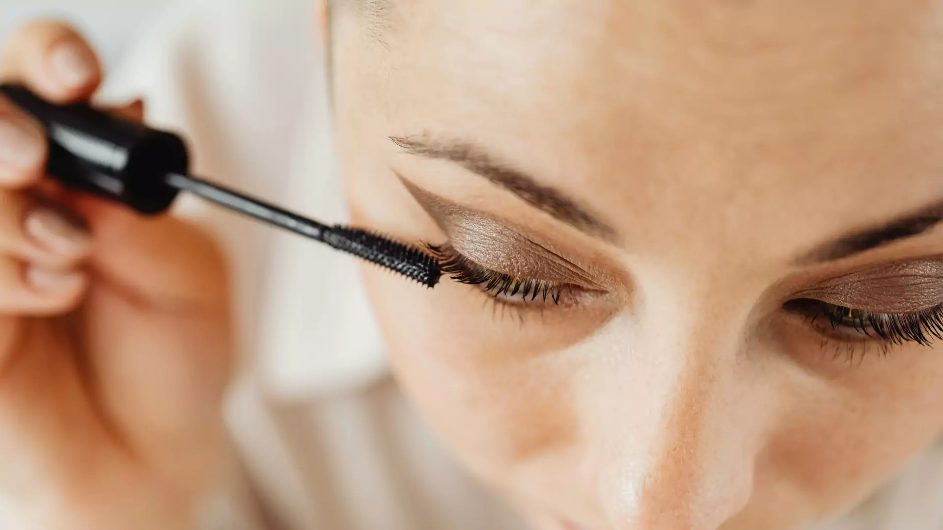 Dziewięć nawyków w makijażu oka, które podkreślają zmarszczki i dodają lat