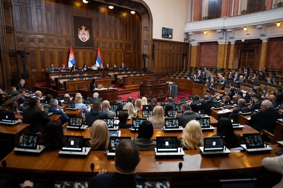 DVA SATA UTVRĐIVALI DNEVNI RED Skupština završila rad, nastavak sednice u sredu: Poslanici postavljali pitanja, konstatovana ostavka Dejana Tomaševića (FOTO, VIDEO)