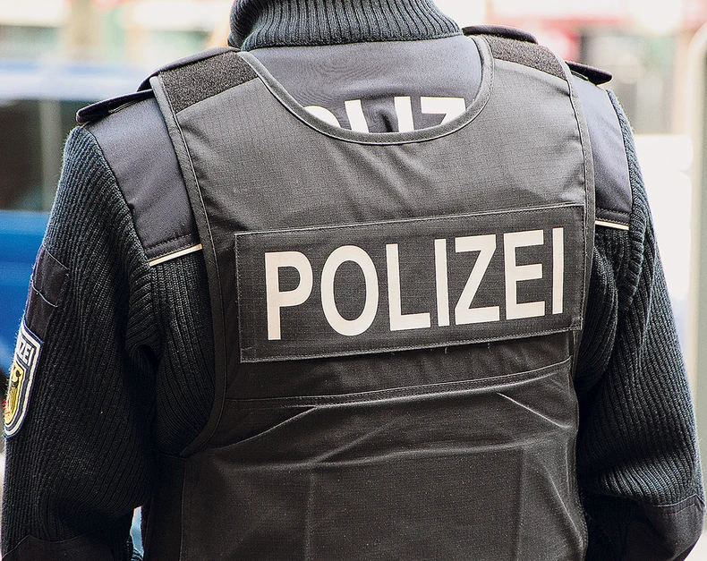 Krstović je sa suprugom Suzanom odleteo u pratnji nemačke policije za Istanbul  i njih dvoje neće smeti da uđu u Nemačku narednih pet godina