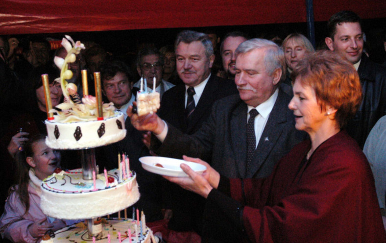 Lech Wałęsa z żoną Danutą podczas obchodów 60. urodzin (30.09.2003)