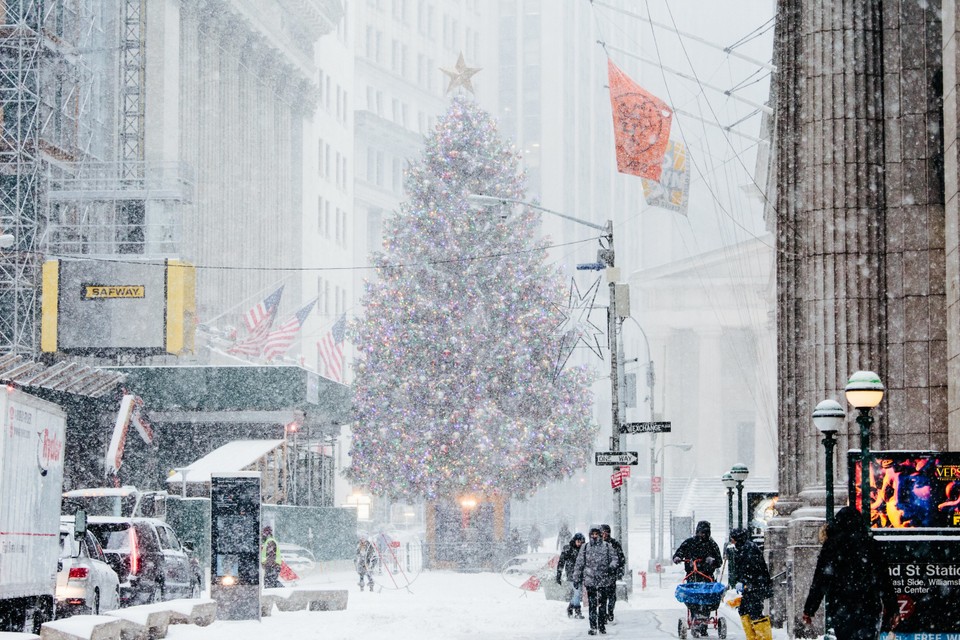 epa06416935 - USA WINTER STORM IN NEW YORK (Winter storm in New York)