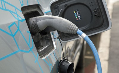 Użytkownicy aut elektrycznych chcieliby móc ładować pojazdy we własnym garażu