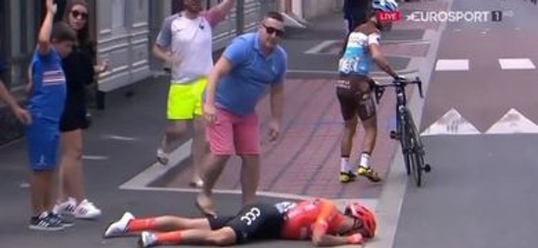 Fatalny wypadek kolarza z polskiej grupy CCC na trasie Tour de France [WIDEO]