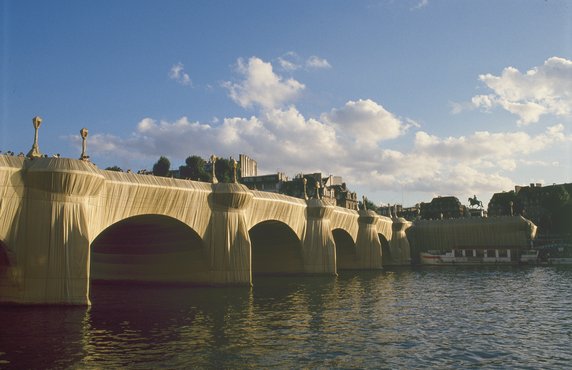 Christo - "Le Pont-Neuf empaqueté, Paris, 1975-1985" ("The Pont-Neuf Wrapped, Paris")