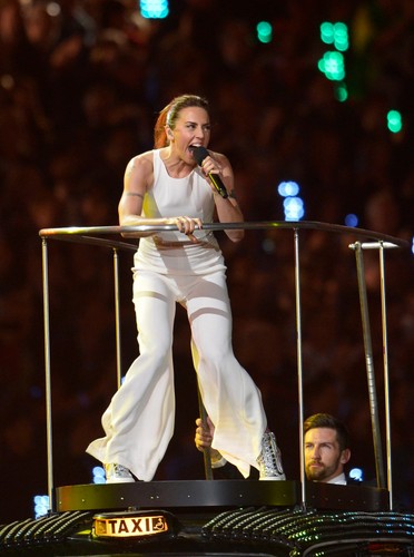 Melanie Chisolm podczas ceremonii zamknięcia Olimpiady w Londynie