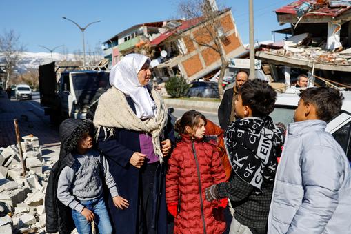 Turecka rodzina po trzęsieniu ziemi w Kahramanmaras, 9 lutego 2023 r.