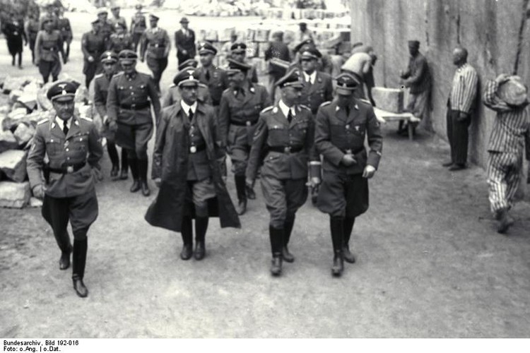 Heinrich Himmler wizytuje niemiecki obóz koncentracyjny Mauthausen-Gusen w 1941 roku. W długim płaszczu ówczesny Gauleiter Karyntii Franz Kutschera