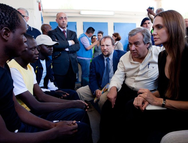 Jolie towarzyszył wysoki komisarz ONZ ds.uchodźców Antonio Guterres