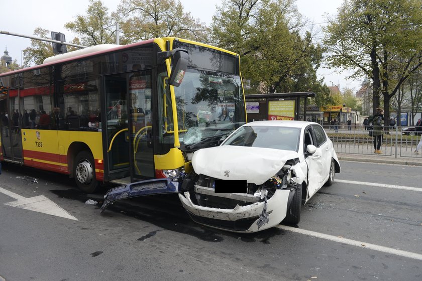 Wypadek autobusu MPK linii 133 na ul. Powstańców Śląskich we Wrocławiu