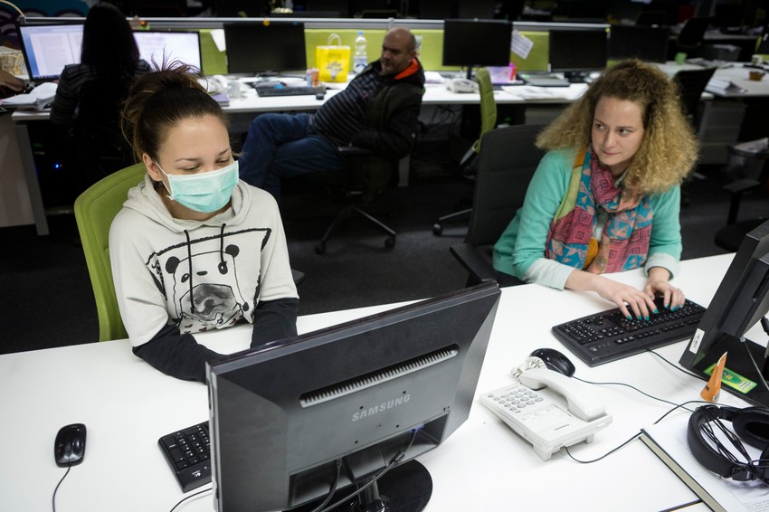 Ema sa maskom na radnom mestu i pogledi kolega