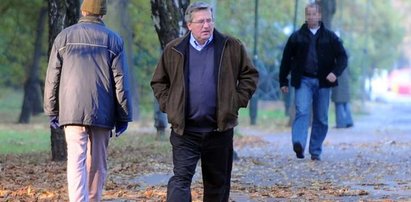 Komorowski do pracy piechotą, a garnitury limuzyną!  FOTO