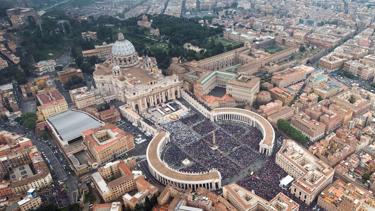 The funeral of Pope Francis. St. Square Piotr, the best guarded place