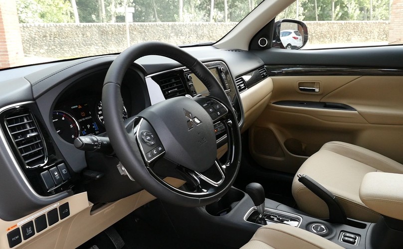 Mitsubishi Outlander PHEV 2016