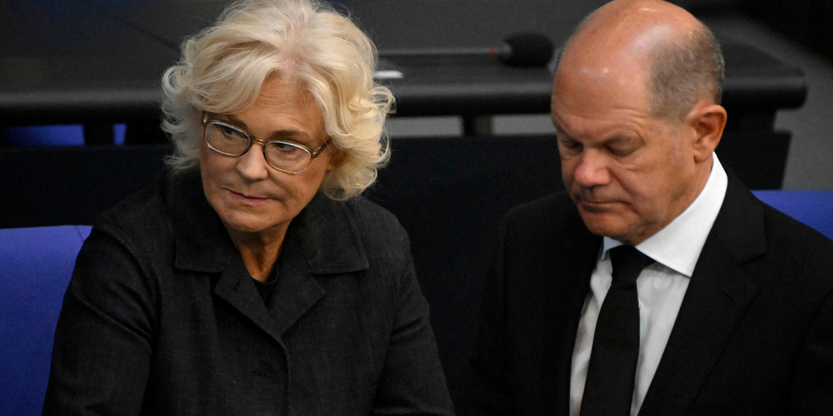 Niemiecka minister obrony Christine Lambrecht i kanclerz Niemiec Olaf Scholz