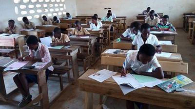 Des élèves qui composent en Côte d'Ivoire